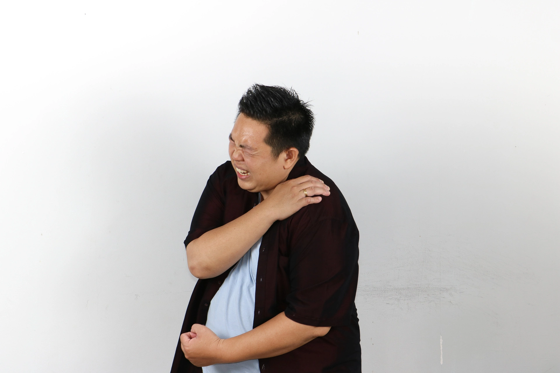 Left Arm Pain Without Chest Pain: Causes & Signs